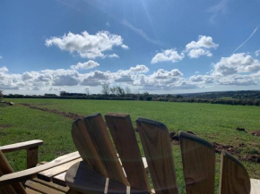 New! Lodge with hot tub, wood burner and fab views